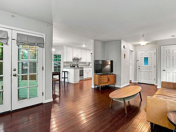 5th image of 110 Azalea Way