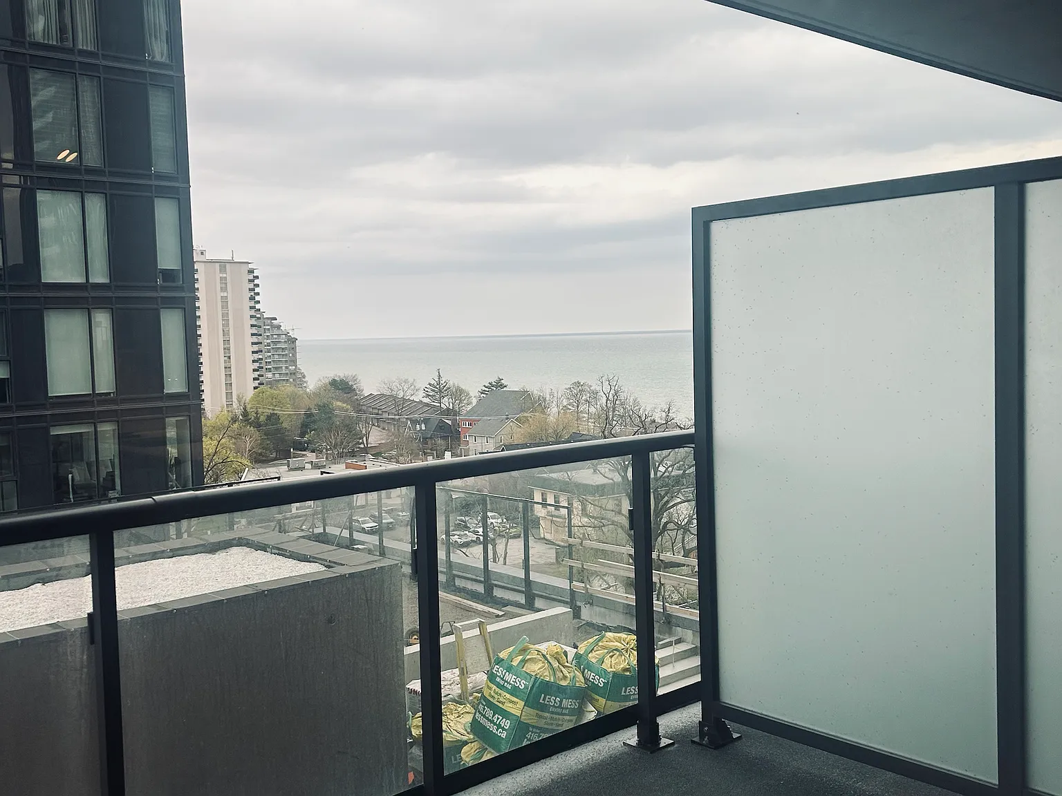 2075 Lakeshore Road Burlington — Photo 2