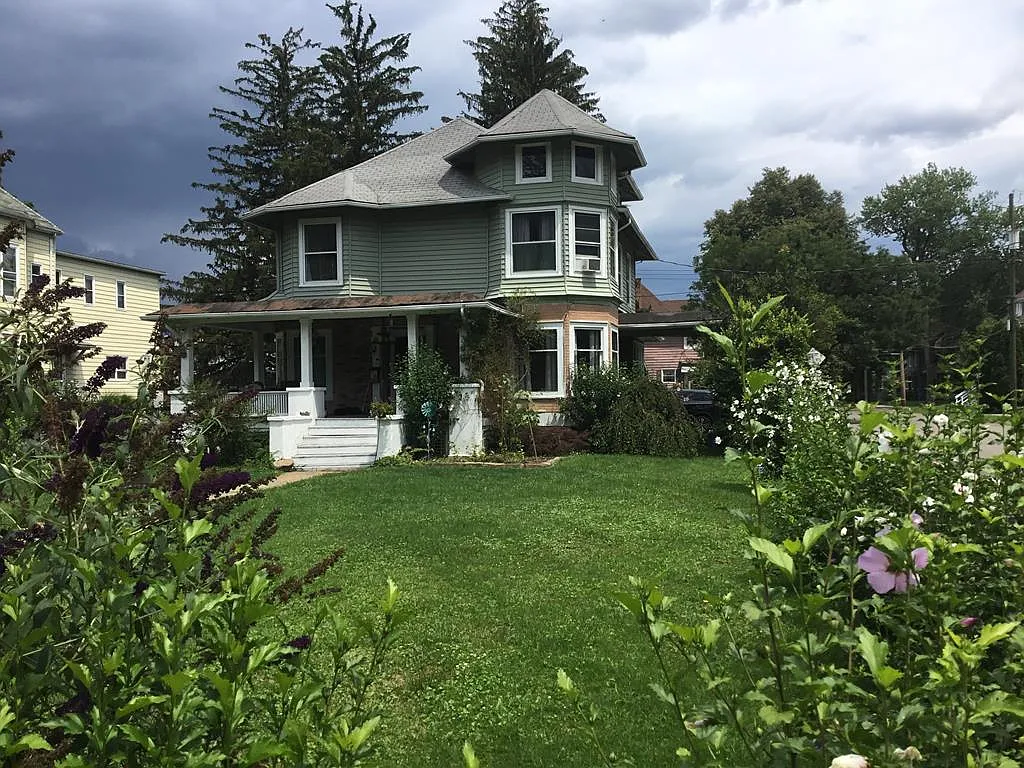 465 Maple Ave photo 1