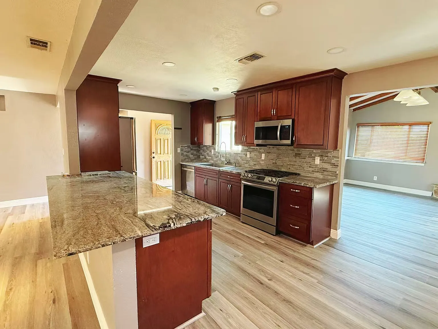 3 bed, 1599 sqft, $3,600 — Photo 3