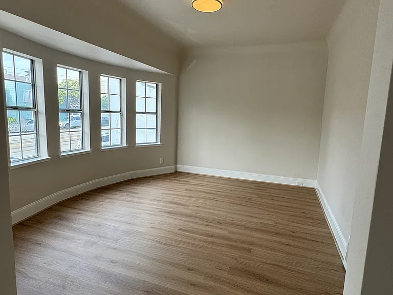 219 Broad St — Photo 3