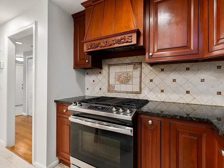141 Westgate Rd — Photo 8
