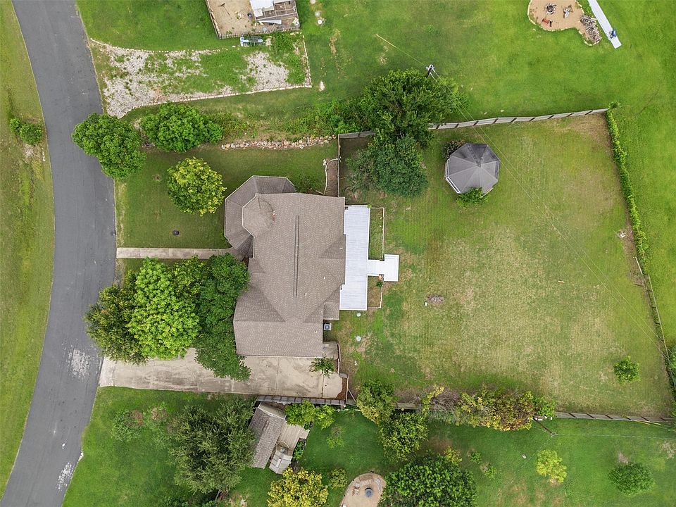 1st image of 115 Clarks Grove Ln