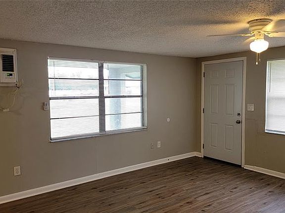 4th image of 202 8th St NE #204