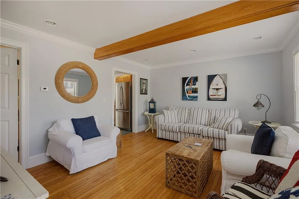 3 bed, 1052 sqft, $3,300 — Photo 3