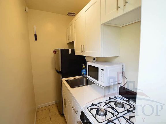 4th image of 101 W 77th St APT C
