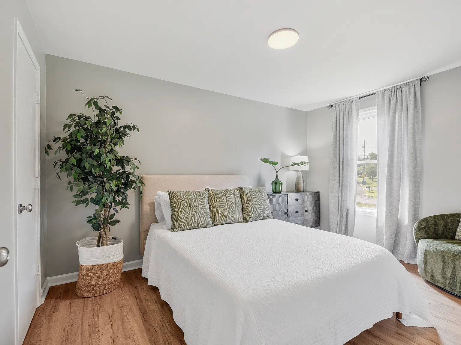 3 bed, 1200 sqft, $4,490 — Photo 4