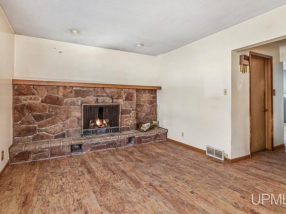 4th image of 213 Roseland St