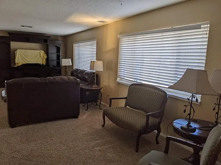 2000 Thomas Dr — Photo 8