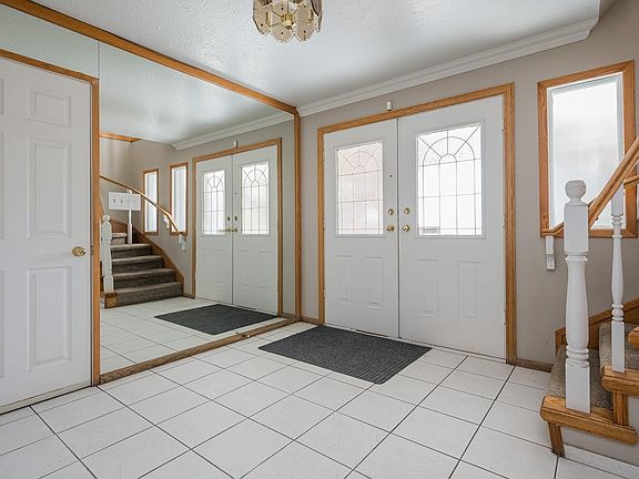 5th image of 2443 Rideau St