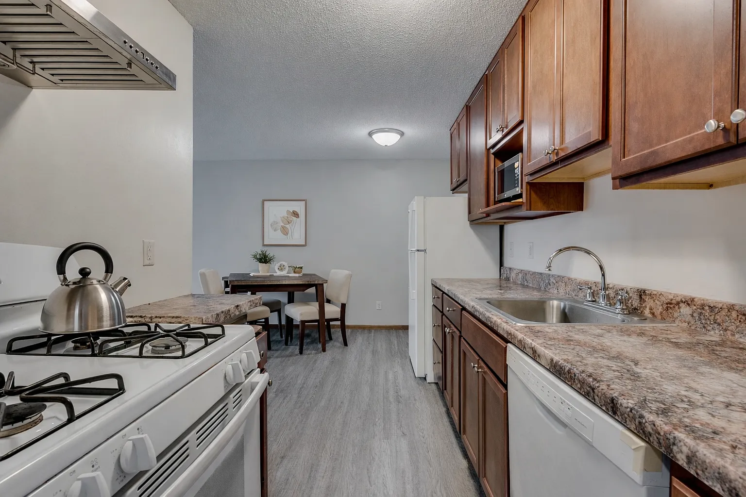 Queen Terrace Apartments — Photo 3