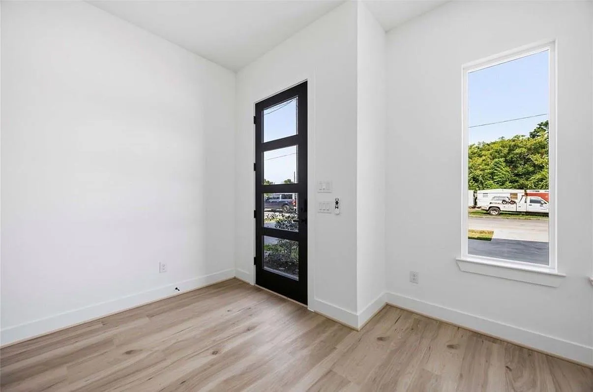 3 bed, 3.0 bath, 1300 sqft, $2,100 — Photo 2