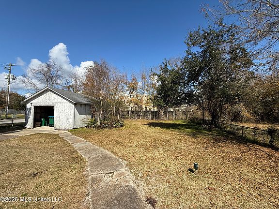 4th image of 1107 Live Oak Ave