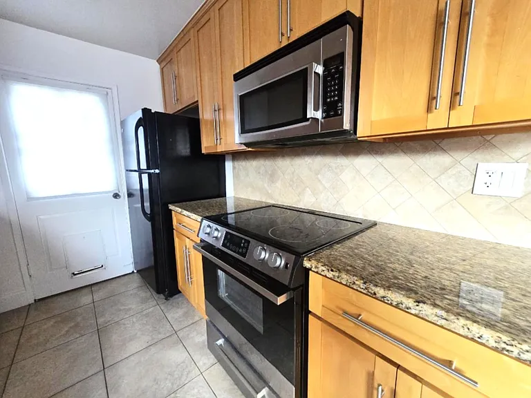1224 S Barrington Ave #201 — Photo 3