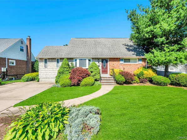 34 Oak Street, Hicksville, NY 11801