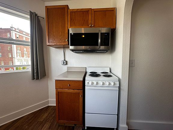 4th image of 2922 Hoyt Ave #202