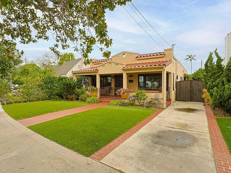 1027 Encino Row — Photo 56