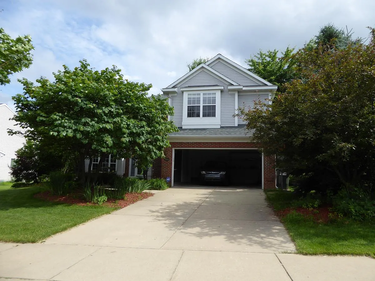 4 bed, 2.5 bath, 2400 sqft, $3,500 — Photo 1