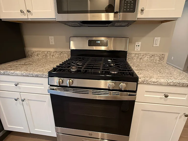 503 N Ventura Street Apt 5 Kitchen Range and Microwave_06182025