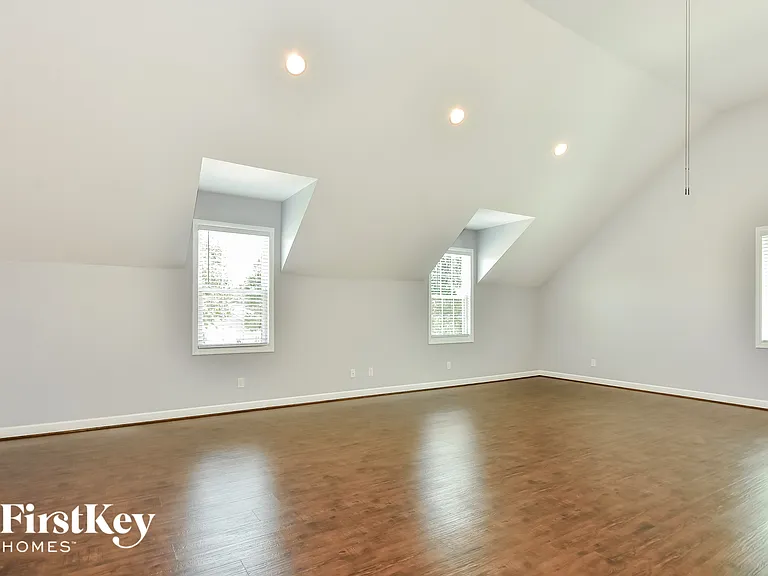418 Silver Springs Ln — Photo 7