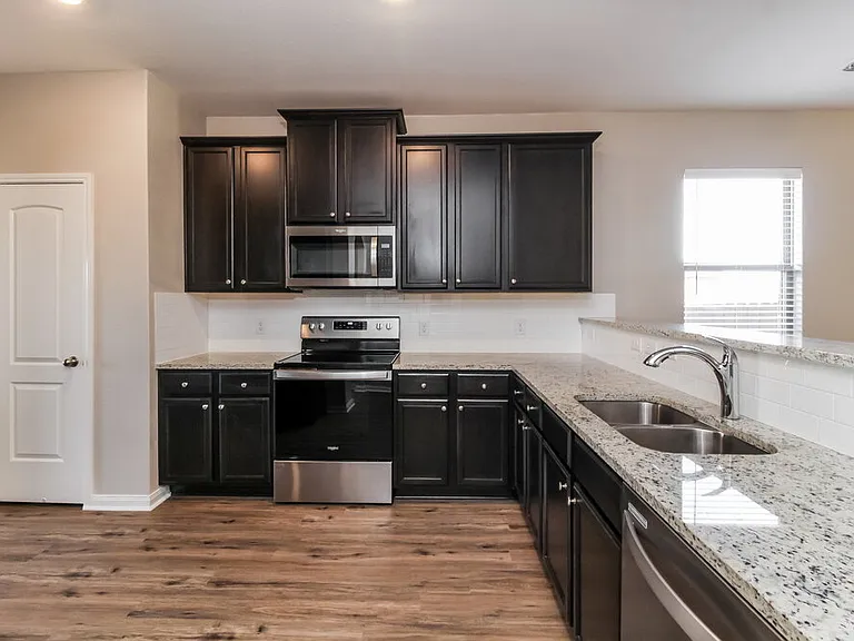 204 Aaron St — Photo 8
