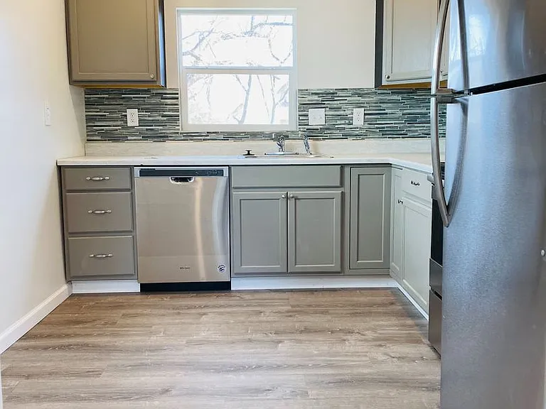 1227 N Eisenhower Dr — Photo 3