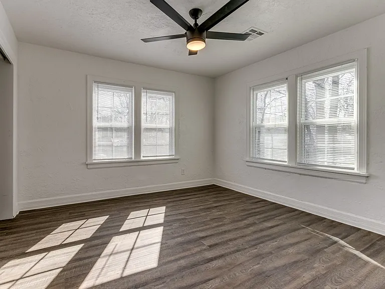 2115 N Billen Ave — Photo 15