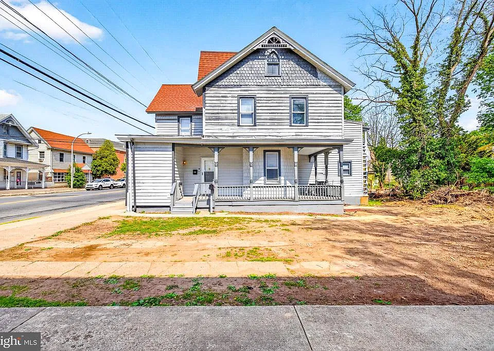 216 W Division St