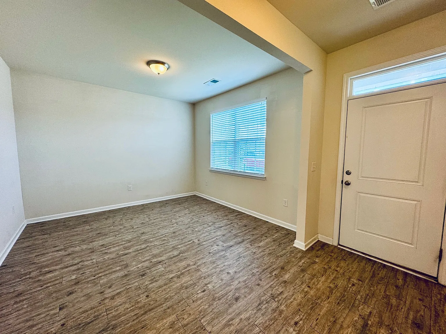 4 bed, 2.5 bath, 2382 sqft, $2,300 — Photo 3