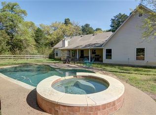 217 Corral Rd, Smithville, TX 78957