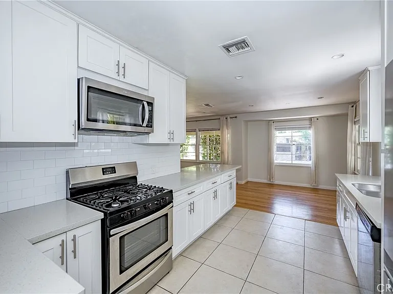 15744 Hart St — Photo 9
