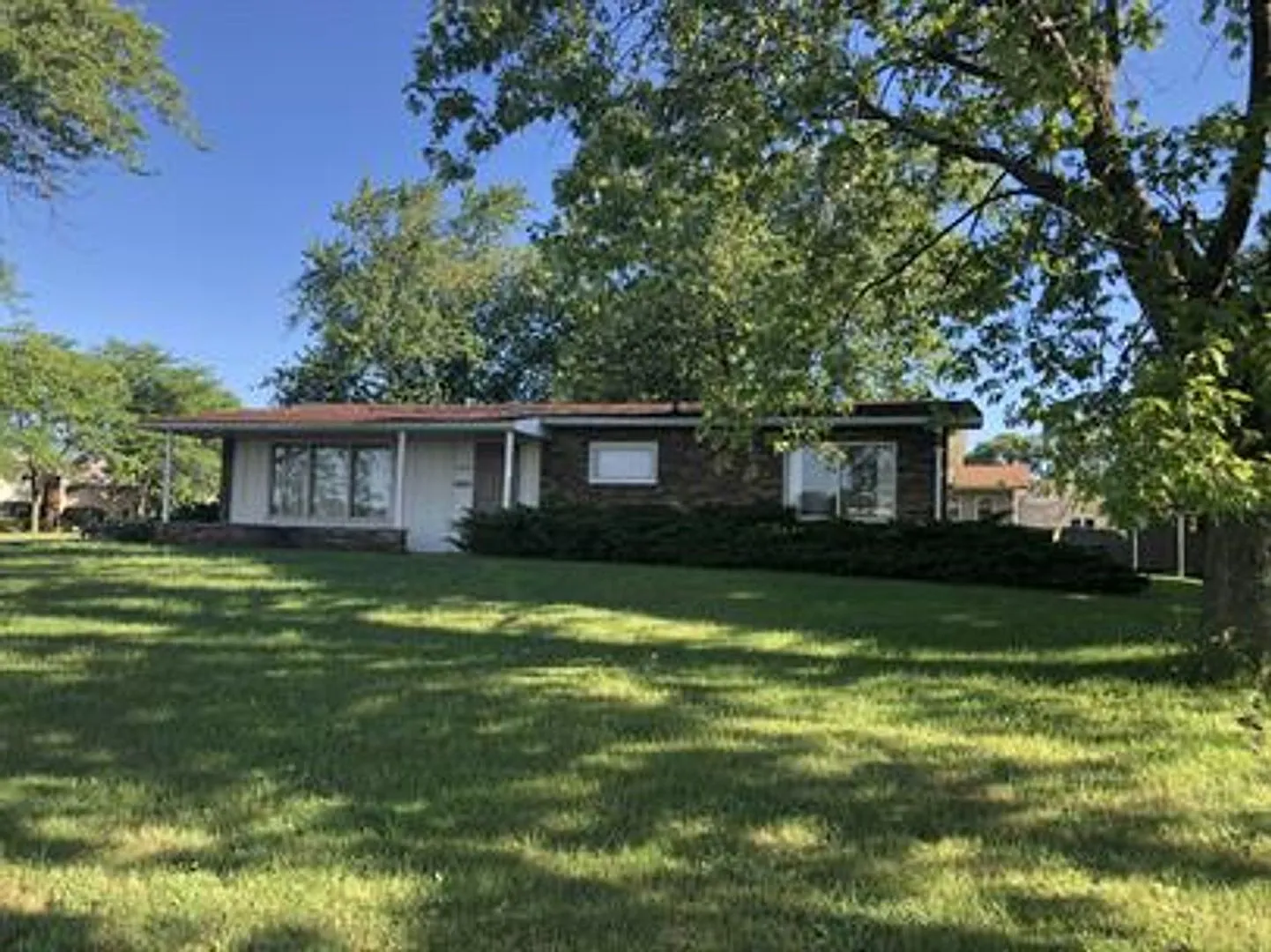 7 Bed 2.5 Bath House for Rent — Photo 1
