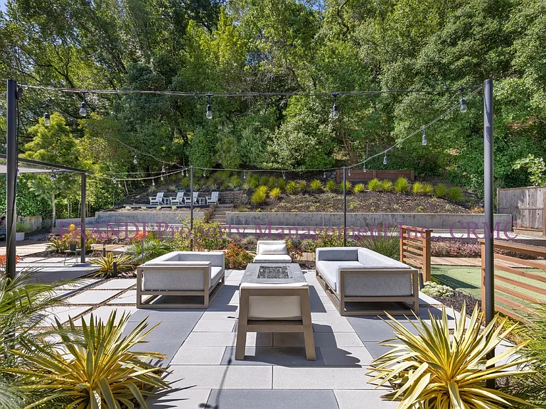 429 Blackstone Dr — Photo 9
