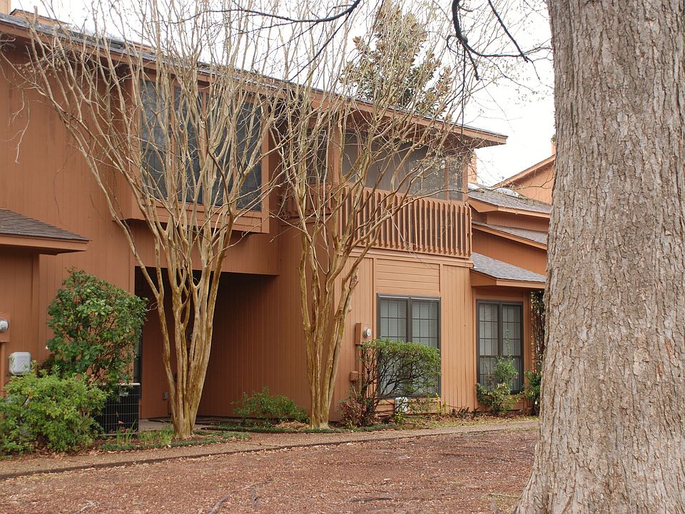 Near Pool & Courtyard