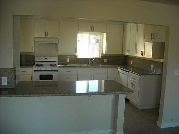 4th image of 300 Walnut Dr