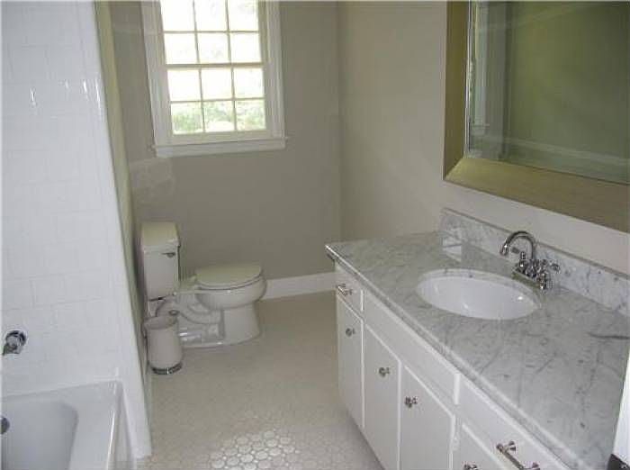 2nd image of 1511 Queensbury St