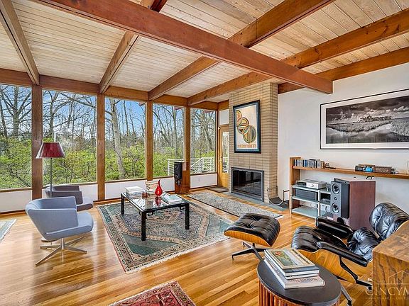 2nd image of 211 Oakhill Dr