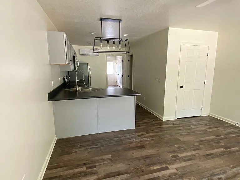 1314 Poplar St E — Photo 3