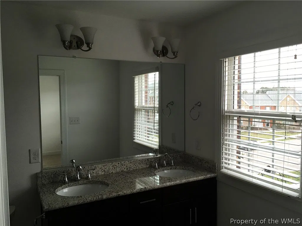 3 bed, 3.5 bath, 2087 sqft, $2,995 — Photo 4