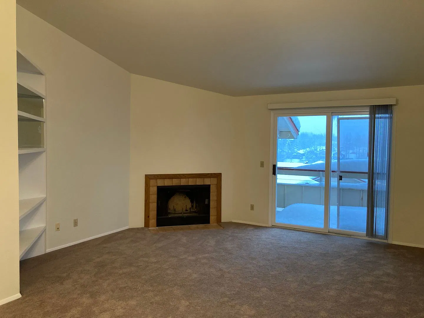 Top Floor (2) Bedroom, (2) bathroom Condo with Great Mountain Views! — Photo 2