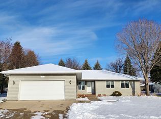 30 Slate Ct, Mason City, IA 50401