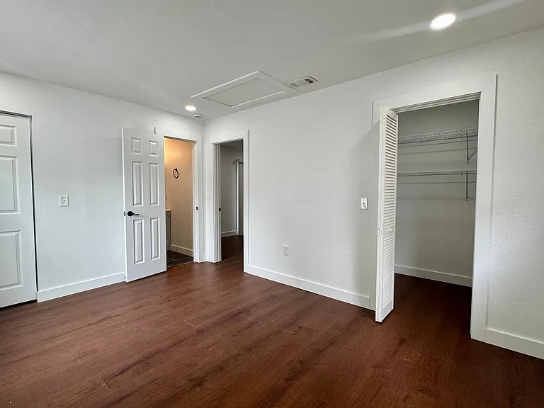 16 Ventura Blvd — Photo 15