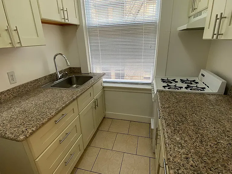 Burke Lewis Apartments — Photo 1