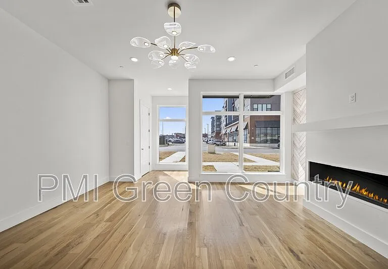 118 E Elgin St — Photo 9