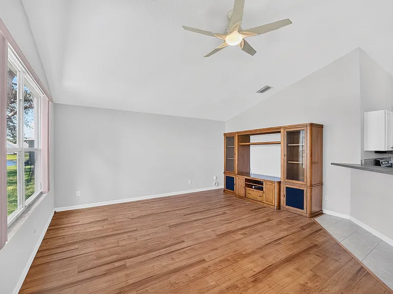 933 Shaw Cir — Photo 14