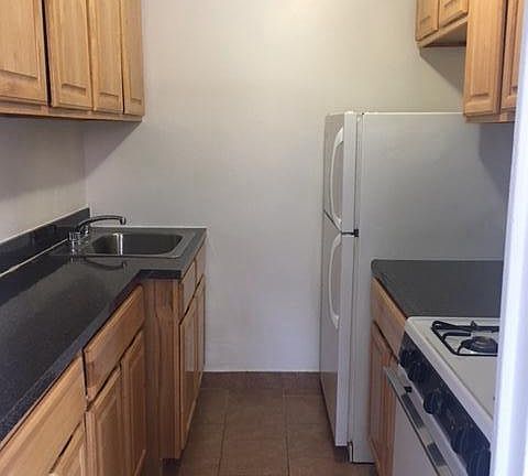 5th image of 500 Riverdale Ave APT 2C