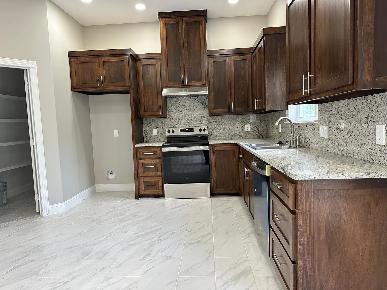3 bed, 2000 sqft, $2,000 — Photo 4