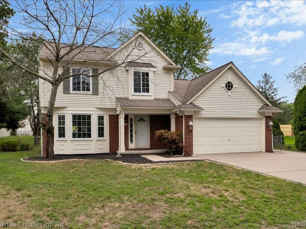 6595 Ashley Ct, Waterford, MI 48327