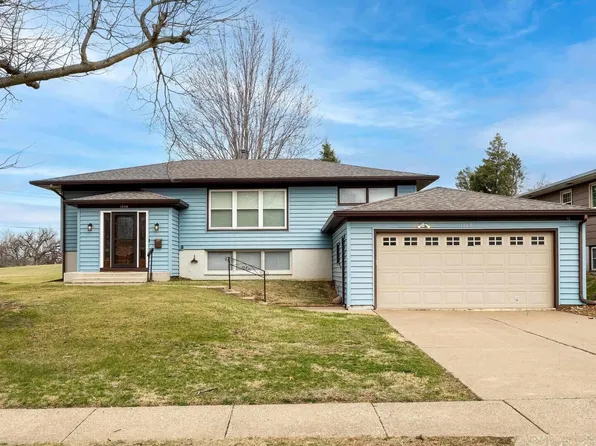1558 W Garfield St, Davenport, IA 52804