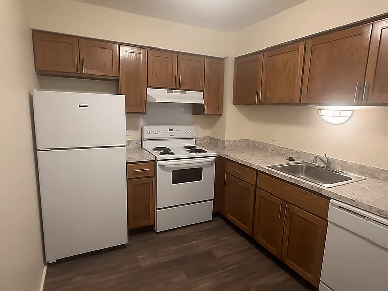 Lakeside Village Apartments — Photo 150